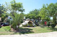 Camping L' Orangeraie  -  Wohnwagen- und Zeltstellplatz im Grünen auf dem Campingplatz