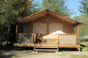 Camping L' Orée du Bois - Mobilheim vom Campingplatz mit Esstisch auf der Veranda