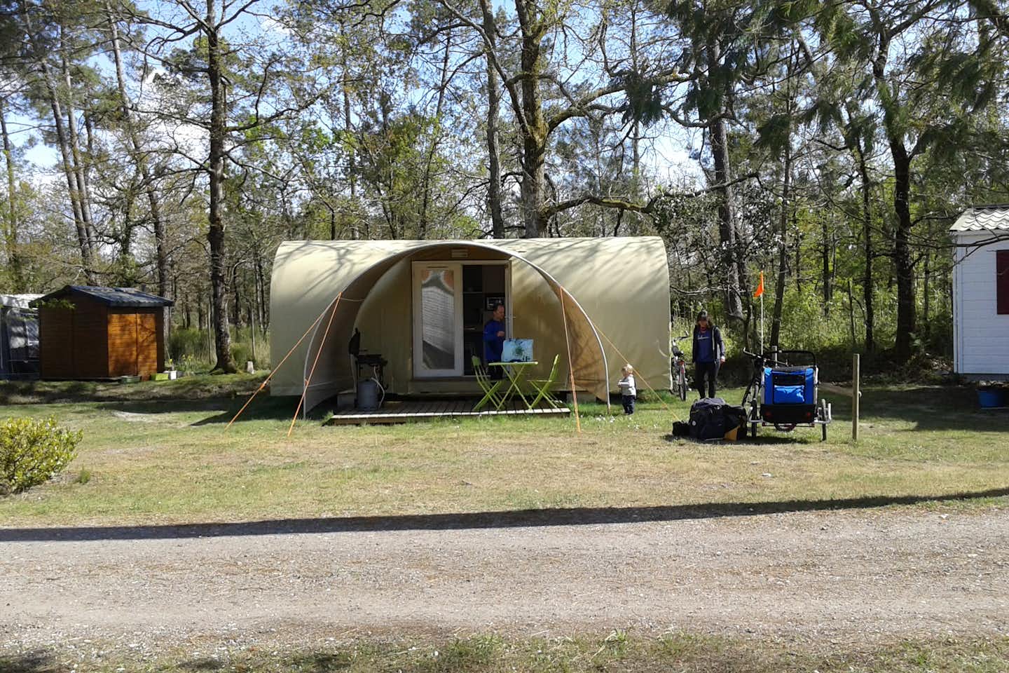 Camping L' Orée du Bois - Mobilheim vom Campingplatz mit Veranda an einem Waldstück