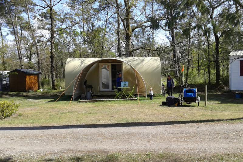 Camping L' Orée du Bois - Mobilheim vom Campingplatz mit Veranda an einem Waldstück