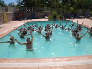Flower Camping L' Épi Bleu - Aquafitness im Freibad des Campingplatzes