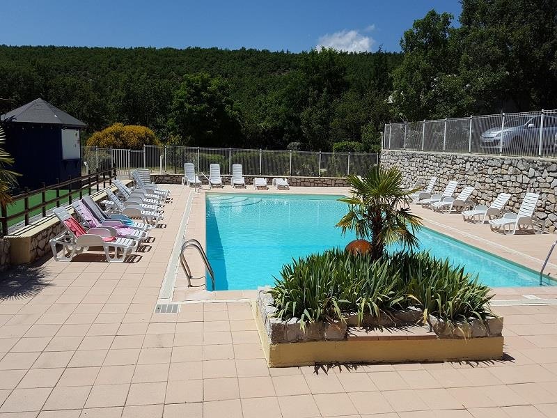Flower Camping L' Épi Bleu - Freibad mit Liegestühlen auf dem Campingplatz