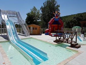 Flower Camping L' Épi Bleu - Rutschen im Freibad des Campingplatzes
