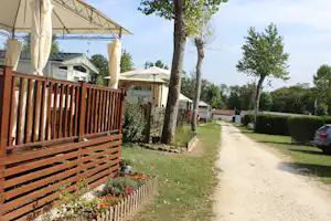 Camping L' Étang Bleu - Leere Stellplätze und Mobilheime auf dem Campingplatz