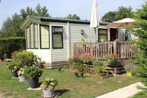 Camping L' Étang Bleu - Mobilheim mit Terrasse im Grünen auf dem Campingplatz