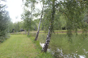 Camping L' Étang Bleu - der Spaziergang am Teich
