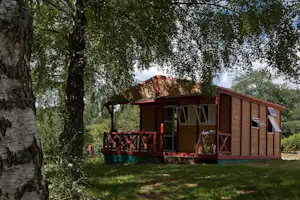 Camping L' Étang de la Fougeraie - Mobilheim vom Campingplatz im Schatten von Bäumen