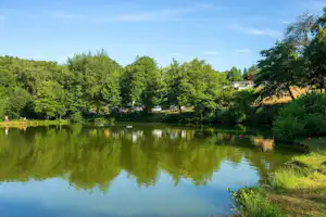 Camping L' Étang de la Fougeraie - Blick auf den Campingplatz am See im Grünen