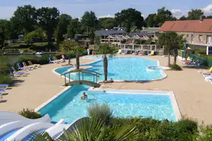 Camping L' Étang des Haizes - Campingplatz mit Pool,Wasserrutsche, Liegestühlen und Sonnenschirmen