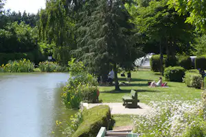 Camping L' Étang des Haizes - sich am Rand des Teiches entspannen