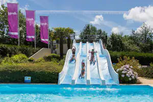 L'Etang des Haizes - Kinder auf der Wasserrutsche im Pool