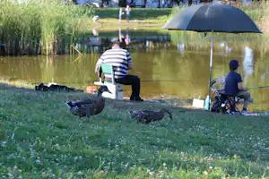 Camping L' Étang du Pays Blanc - Gäste angeln auf dem Campingplatz am Ufer des Flusses