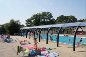 Camping L' Étang du Pays Blanc - Gäste liegen am Pool in der Sonne