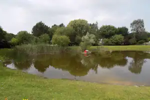 Camping L' Étang du Pays Blanc - mit Blick auf den See