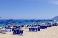 Camping L' Ultima Spiaggia -  Strand mit Liegestühlen und Sonnenschirmen am Campingplatz