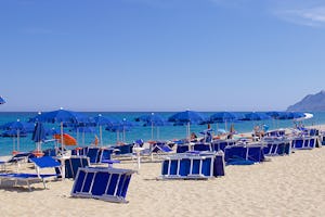 Camping L' Ultima Spiaggia - Strand mit Liegestühlen und Sonnenschirmen am Campingplatz