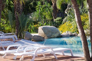 Camping L' Ultima Spiaggia - Pool mit Liegestühlen auf dem Campingplatz