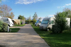 Camping La Baie des Veys - Wohnmobil- und Wohnwagenstellplätze auf der Wiese