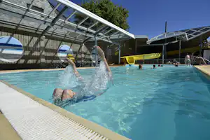 Camping La Baie - Camper am Pool vom Campingplatz mit Wasserrutsche