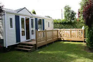 Camping La Baie - Mobilheim vom Campingplatz mit Terrasse im Grünen