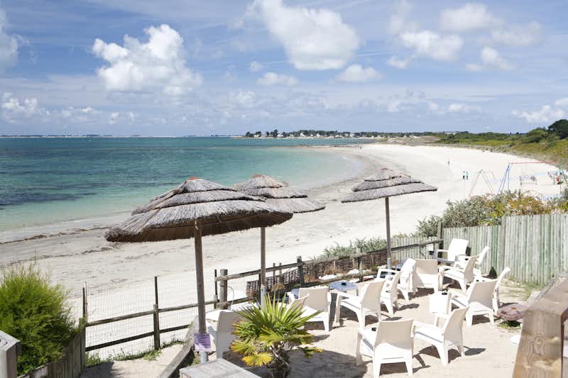 Camping La Baie  -  Restaurant vom Campingplatz mit Terrasse und Blick auf den Strand am Atlantischen Ozean