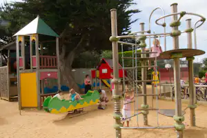 Camping La Baie - Kinder auf dem Spielplatz vom Campingplatz