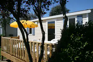Camping La Baie - Mobilheim mit Veranda auf dem Campingplatz