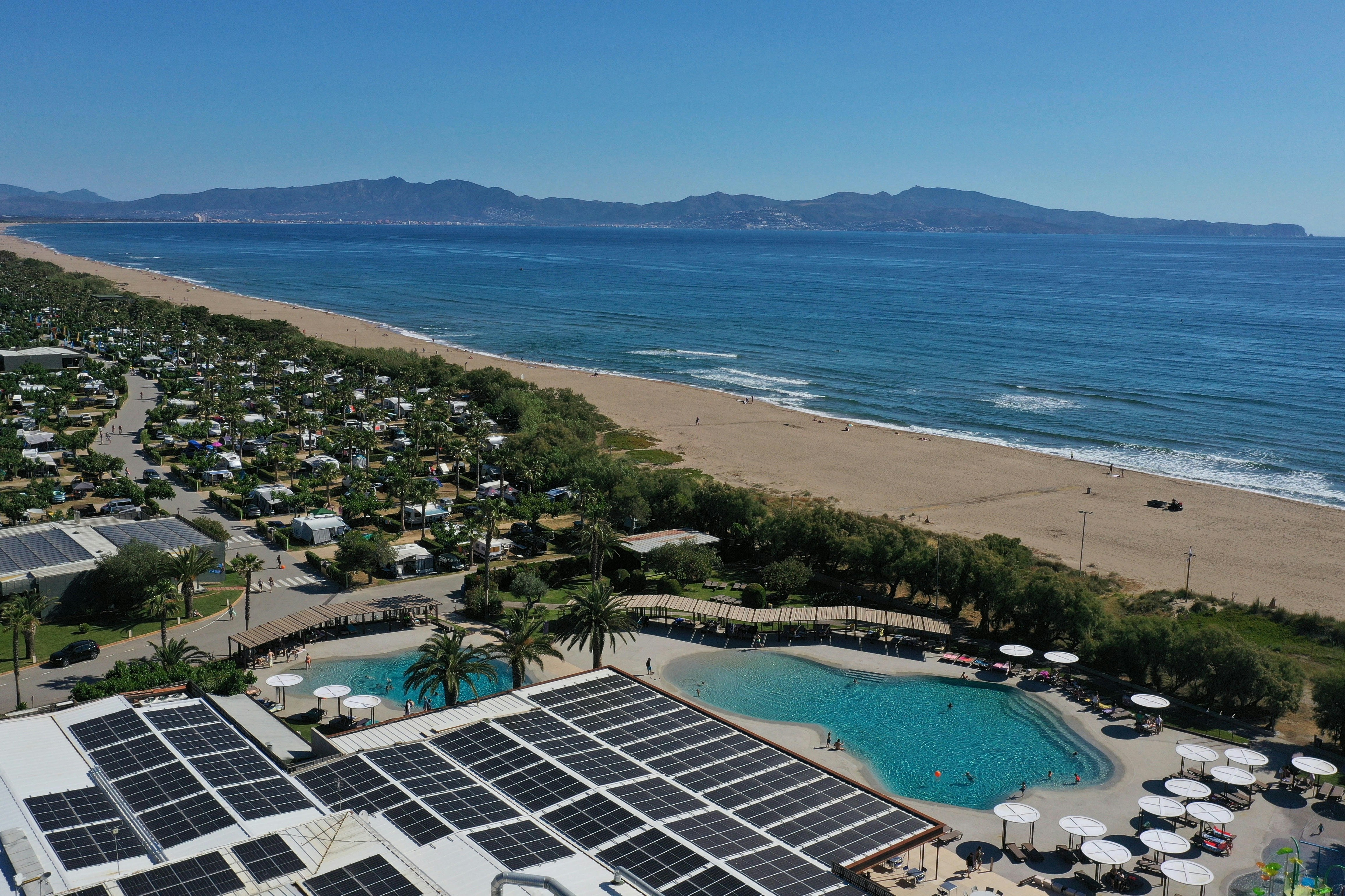 Camping La Ballena Alegre Costa Brava  - Luftaufnahme des Campingplatzes mit Freibad