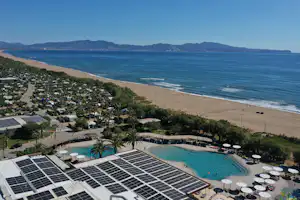 Camping La Ballena Alegre Costa Brava - Luftaufnahme des Campingplatzes mit Freibad