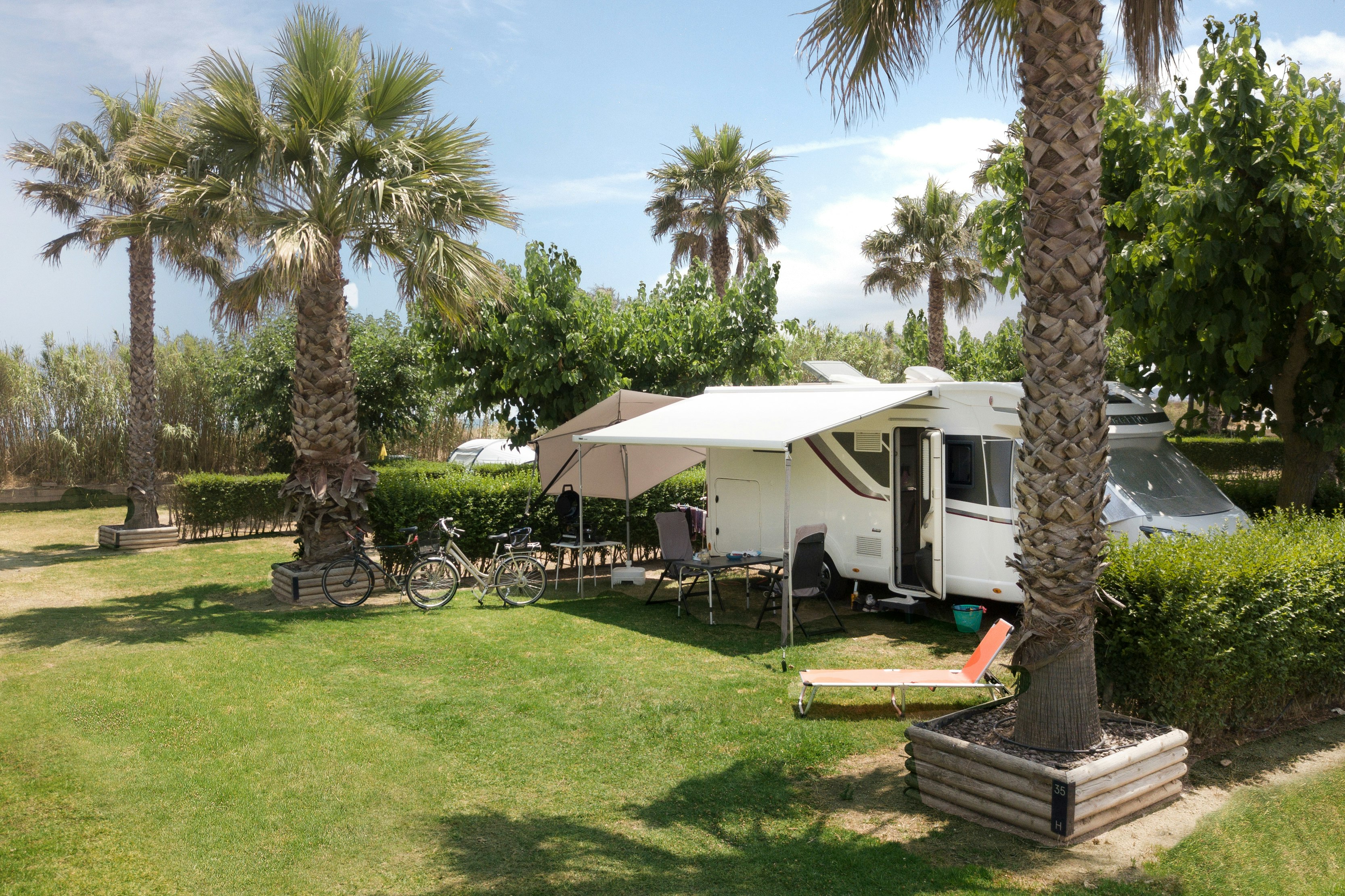 Camping La Ballena Alegre Costa Brava - Blick auf die Standplätze auf der Wiese