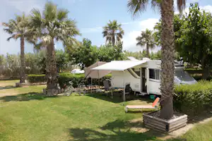 Camping La Ballena Alegre Costa Brava - Blick auf die Standplätze auf der Wiese