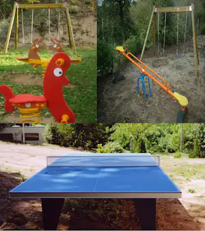 Spielplatz mit Pingpong-Tisch und Schaukeln, im Hintergrund Bäume und ein Sandbereich.