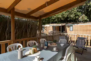 Camping Sandaya La Barque Camping La Barqueprn:campsite:camping-la-barque - Terrasse mit Tisch des Mobilheims