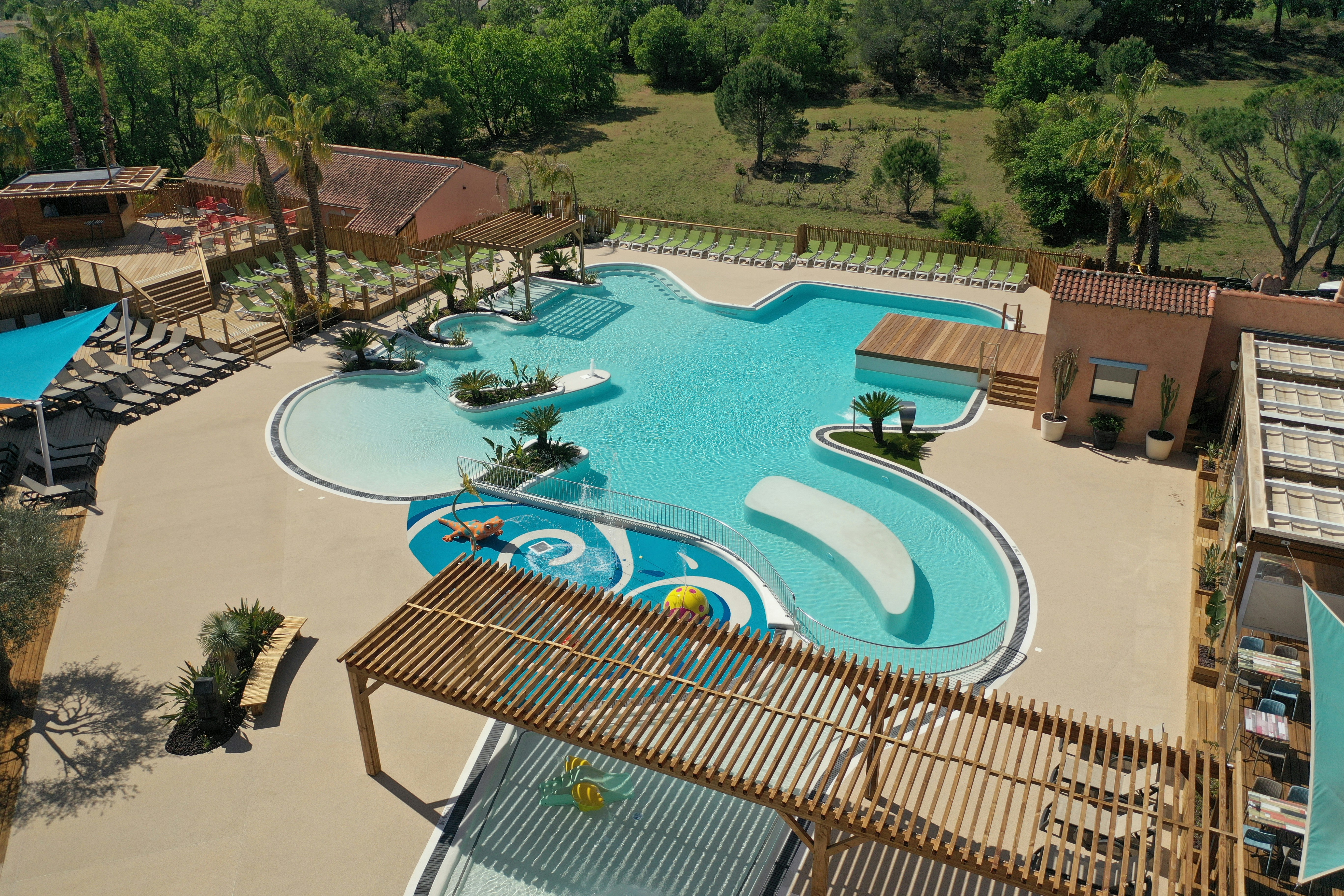 Yelloh! Village La Bastiane - Blick auf das Freibad auf dem Campingplatz