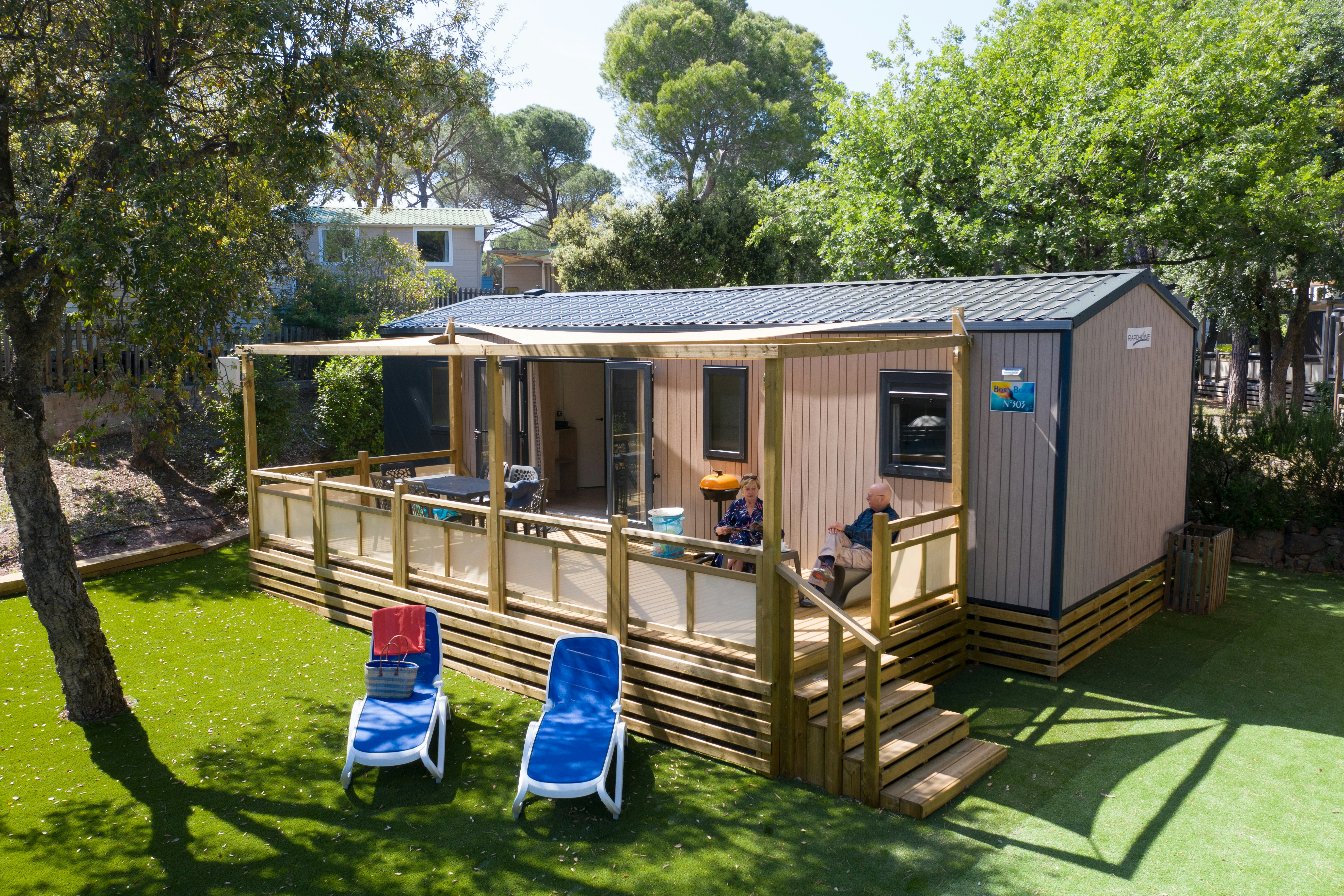 Yelloh! Village La Bastiane - Blick auf ein Mobilheim mit Terrasse