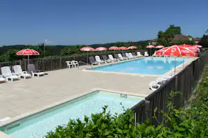 Camping La Bastide - Gäste liegen am Pool in der Sonne