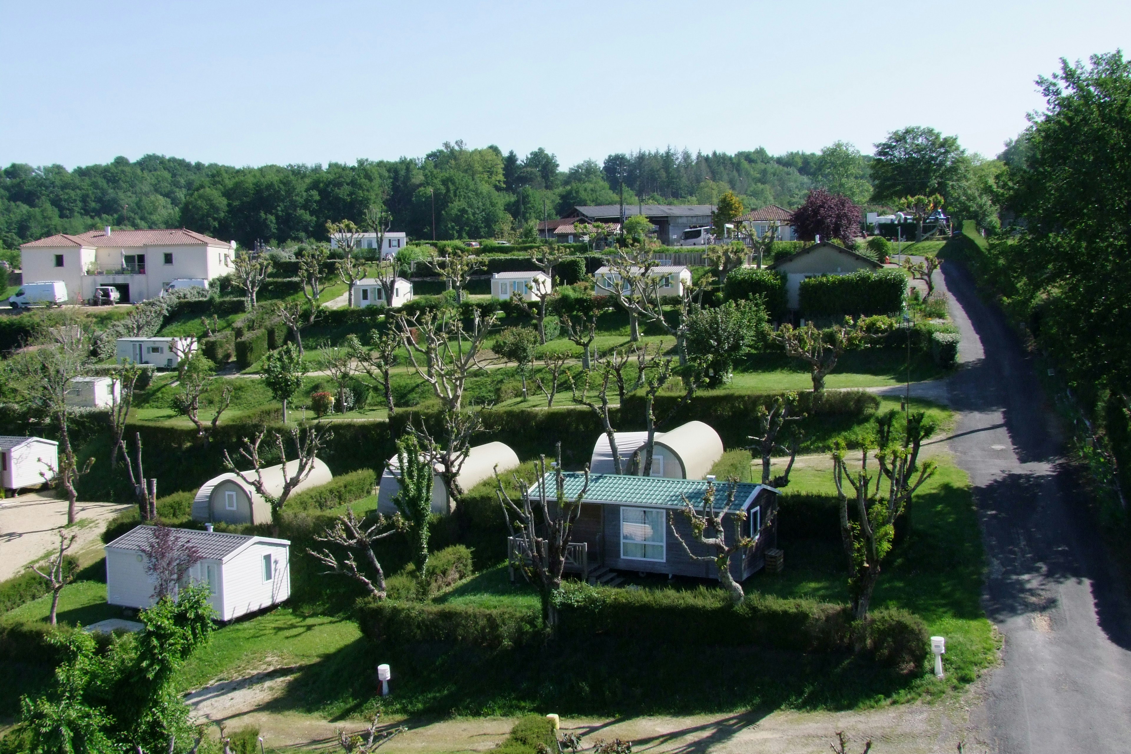 Camping La Bastide - Mobilheime , Wohnwagen- und Wohnmobilstellplätzen zwischen Bäumen
