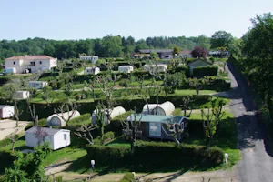 Camping La Bastide - Mobilheime , Wohnwagen- und Wohnmobilstellplätzen zwischen Bäumen