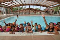 Camping La Baume - La Palmeraie  - Kinderanimation im Indoor Pool vom Campingplatz