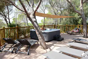 Camping La Baume - La Palmeraie - Whirlpool zwischen den Bäumen