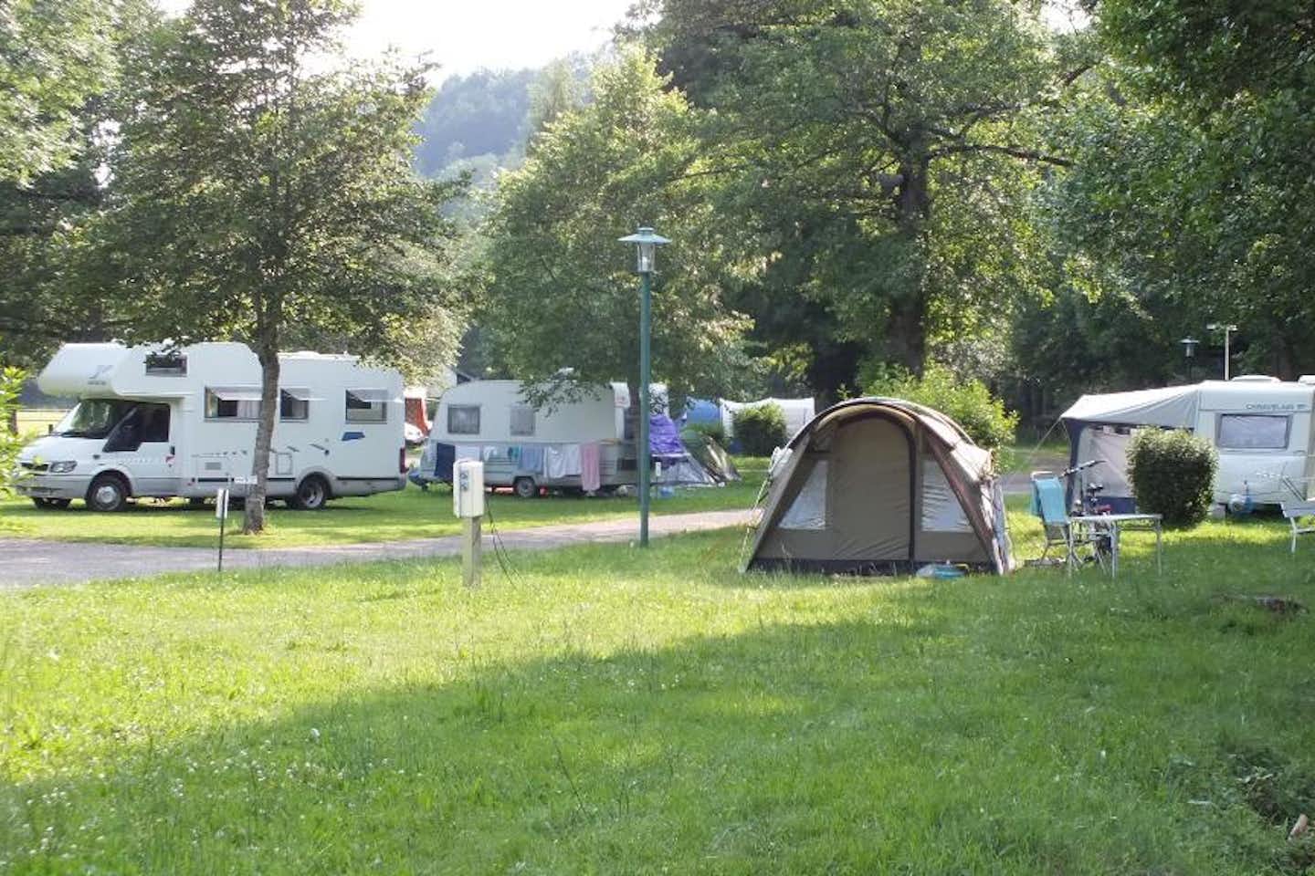 Camping La Bédisse  -  Wohnwagen- und Zeltstellplatz zwischen Bäumen auf dem Campingplatz