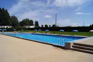 Camping La Bedure - Pool mit Liegestühlen und Sonnenschirmen auf dem Campingplatz