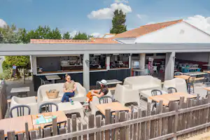 Camping la Belle Henriette - Außenterrasse auf dem Campingplatz