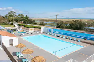 Camping la Belle Henriette - Pool mit Liegestühlen und Sonnenschirmen auf dem Campingplatz