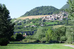 Camping La Belle Étoile - Blick auf die umliegende Natur und ein Dorf in der Nähe
