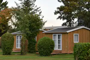 Camping La Belle Étoile - Außenansicht eines Mobilheims auf dem Campingplatz