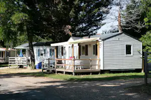 Camping La Belle Étoile - Blick auf die Mobilheime mit Terrassen zwischen den Bäumen auf dem Campingplatz