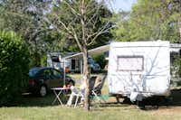 Camping La Belle Étoile - Wohnwagenstellplatz auf grüner Wiese auf dem Campingplatz