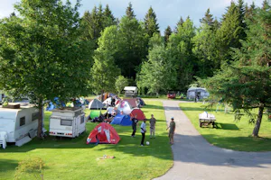 Camping La Belle Verte - Stellplätze und Wohnmobilstellplätze im Schatten der Bäume