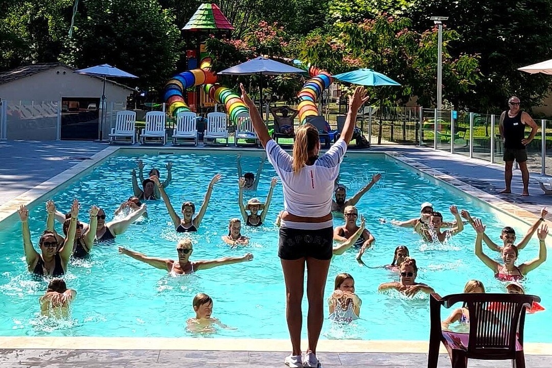 Camping La Berge Fleurie  - Aquafitness im Freibad des Campingplatzes